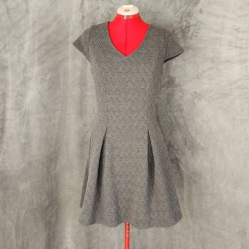 Alya Gray Chevron Fit & Flare Dress Large V-Neck Cap Sleeve Lined Stretch